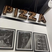Photo prise au Downtown House Of Pizza par Mark N. le8/1/2022
