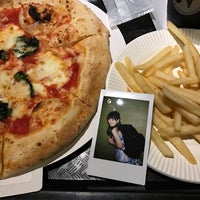 Photo taken at Napoli&amp;#39;s PIZZA &amp;amp; CAFFE 渋谷神南 by T T. on 10/15/2016