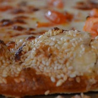 รูปภาพถ่ายที่ Mio&amp;#39;s Pizza โดย Mio&amp;#39;s Pizza เมื่อ 10/28/2014
