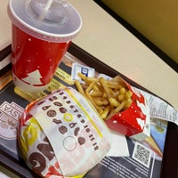 Photo taken at Burger King by ⭐️⭐️⭐️ . on 1/4/2022