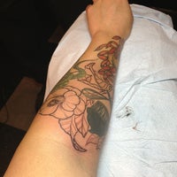 รูปภาพถ่ายที่ Sol Tribe Tattoo โดย Jennifer A. เมื่อ 12/20/2012