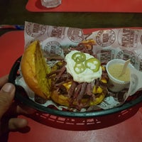 Снимок сделан в Meatpacking NY Prime Burgers пользователем A K. 2/15/2019