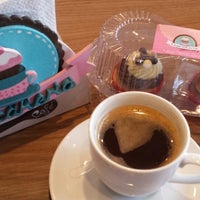 9/23/2014 tarihinde Carina J.ziyaretçi tarafından Cupcakeria Café'de çekilen fotoğraf