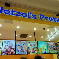 Photo taken at Wetzel&#39;s Pretzels by Moo C. on 9/30/2017