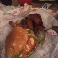 Foto scattata a Dirty Burger da Mona il 3/20/2015