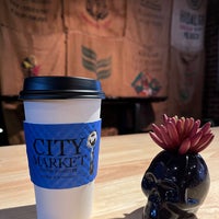 Foto tomada en City Market Coffee Roasters  por Carolyn A. el 12/29/2021