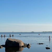 Photo taken at Kasinonranta (Lauttasaaren uimaranta) by Ali B. on 6/19/2023