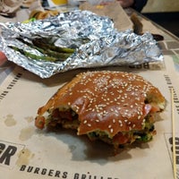 Das Foto wurde bei BGR: The Burger Joint von Maha Teja T. am 3/19/2018 aufgenommen