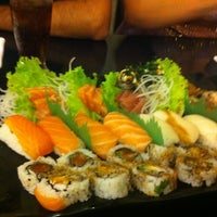 Photo taken at Flying Sushi by Everton L. on 3/3/2013