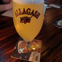 Foto diambil di Finnegan&amp;#39;s Pub oleh Yuriy R. pada 7/25/2019