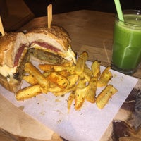 Das Foto wurde bei C Plus Organic &amp;amp; Gourmet Burger von İbrahim S. am 4/10/2019 aufgenommen