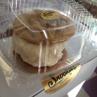 Foto tomada en Snookies Cookies  por Ahniyah M. el 11/3/2012