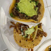 Foto diambil di Los Tacos No. 1 oleh Heidi L. pada 4/24/2024