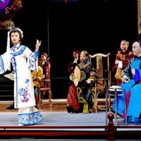 Photo taken at Fu Rong Guo Cui (Sichuan Opera) by Venny F. V. on 5/9/2013