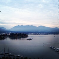 Foto diambil di Renaissance Vancouver Harbourside Hotel oleh Amy S. pada 10/12/2013