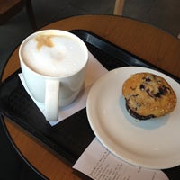 4/25/2013 tarihinde ChrisTine M.ziyaretçi tarafından Starbucks'de çekilen fotoğraf