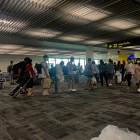 Photo taken at Gate 32 by 🎠KARN D. on 7/17/2022