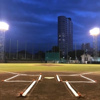 Photo taken at 青山運動場 野球場 by ɐʍɐsɥo on 6/20/2020