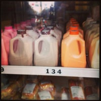 รูปภาพถ่ายที่ Maplehofe Dairy โดย Kristina R. เมื่อ 1/5/2013