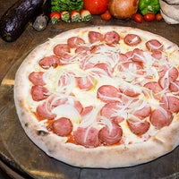 Das Foto wurde bei Fabbrica Di Pizza von Fabbrica Di Pizza am 3/31/2015 aufgenommen