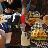 Das Foto wurde bei Butter And Zeus Waffle Sandwiches von melleemel am 7/25/2017 aufgenommen