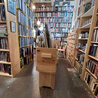 Foto tirada no(a) Books &amp;amp; Bookshelves por melleemel em 12/9/2023