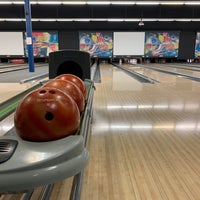 Das Foto wurde bei Pins N Strikes von Nikki am 4/2/2019 aufgenommen