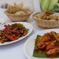 Foto diambil di Restoran Garuda (Nasi Padang) oleh Restoran Garuda (Nasi Padang) pada 11/5/2014