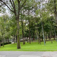 Photo taken at Parque de La Bombilla by Crucio en L. on 8/8/2021