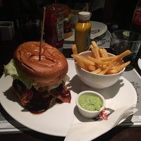 Photo taken at New Yorker Burger by Kinderli S. on 7/30/2016