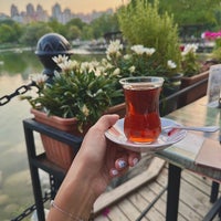 Das Foto wurde bei Göl Balık Restaurant von Hajar am 7/25/2023 aufgenommen