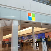 Photo taken at Microsoft Store by Gary E. on 8/8/2016