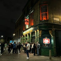 Photo taken at The Old Queens Head by Sirui L. on 9/3/2022