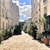 Photo taken at 17th arrondissement – Batignolles-Monceau by Baptiste on 8/4/2015