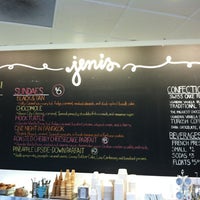 รูปภาพถ่ายที่ Jeni&amp;#39;s Splendid Ice Creams โดย Matt H. เมื่อ 3/4/2012