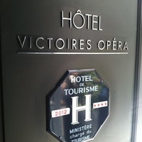 Photo taken at Hôtel Victoires Opéra by Perlorian B. on 3/15/2012
