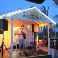 Foto tomada en Coconuts Beachfront Resort  por Victoria C. el 7/19/2012