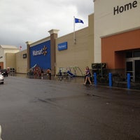 Das Foto wurde bei Walmart Grocery Pickup von Wanda P. am 6/9/2012 aufgenommen