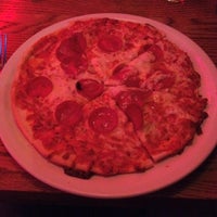 Photo taken at Uno Pizzeria &amp; Grill - Nashua by Gustavo B. on 5/24/2012
