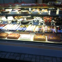 Foto diambil di Bake N&amp;#39; Cakes oleh Nic D. pada 2/16/2012