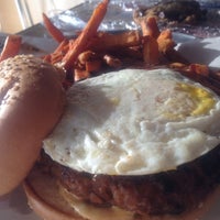 Foto tirada no(a) BGR The Burger Joint por Andrea M. em 9/1/2012