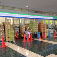 Photo taken at ファミリーマート B.Sエントランス店 by Oribe on 8/7/2012