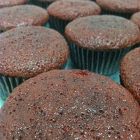 รูปภาพถ่ายที่ Buttercups Cupcakes โดย Stephanie เมื่อ 7/18/2012