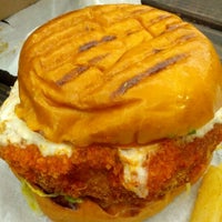 รูปภาพถ่ายที่ Burger Creations โดย Ryan W. เมื่อ 5/22/2012