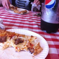 6/14/2012 tarihinde Eat Shop Live Anacostia !.ziyaretçi tarafından Mama&#39;s Pizza Kitchen'de çekilen fotoğraf