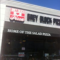 Photo prise au Grey Block Pizza par Midtown Lunch LA le9/13/2012