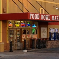 Foto tomada en Food Bowl Market  por Bil B. el 4/17/2012