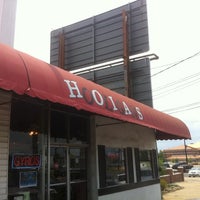 Foto diambil di Hooligans Restaurant oleh Aaron V. pada 7/20/2011