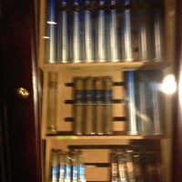 รูปภาพถ่ายที่ Vato Cigars โดย Loren L. เมื่อ 4/22/2012