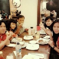 Photo taken at Pizza Hut by Gracia A. on 12/11/2011